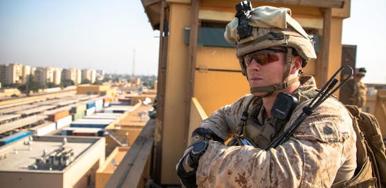 Die US-geführte Anti-IS-Einheit setzt angesichts der explosiven Lage ihren Einsatz im Irak vorerst aus.