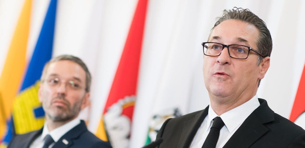 Herbert Kickl (l.) und Heinz-Christian Strache (beide FPÖ) nach einem Ministerrat im Oktober 2018. Das "Kapitel Strache" soll nun ein Ende haben.
