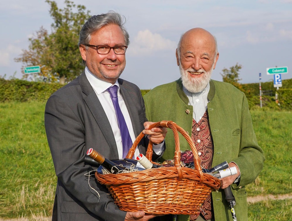 Sepp Forcher dreht für sein letztes "Klingendes Österreich" am Cobenzl in Wien, ORF-Chef Alexander Wrabetz spielte Rotkäppchen und brachte Wein vorbei