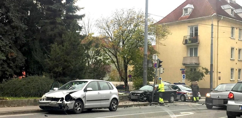 Zwei Pkw stießen frontal zusammen.