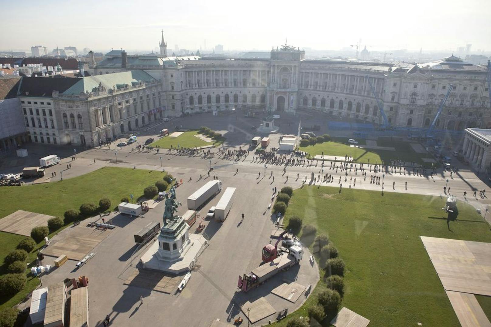 Von 18. August bis 1. September können Passanten Ideen für die künftige Nutzung des historischen Platzes einbringen. Die Aktion wurde vom Haus der Geschichte Österreich ins Leben geworfen.