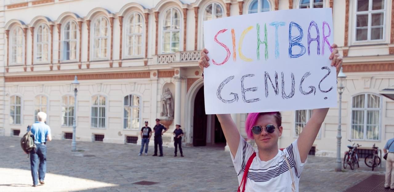 Heute.at - So lief Kuss-Aktion für homosexuellen Flüchtling