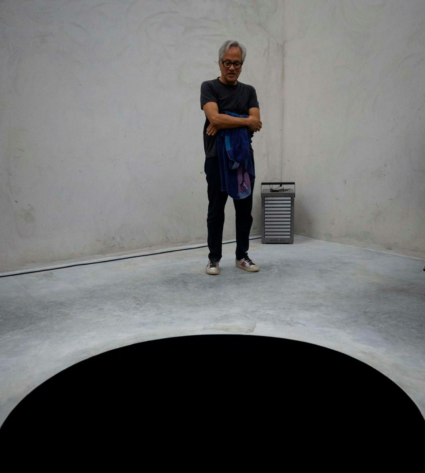 Künstler Anish Kapoor vor seinem Werk &quot;Descent into limbo&quot;. Jetzt stürzte ein Besucher hinein. 