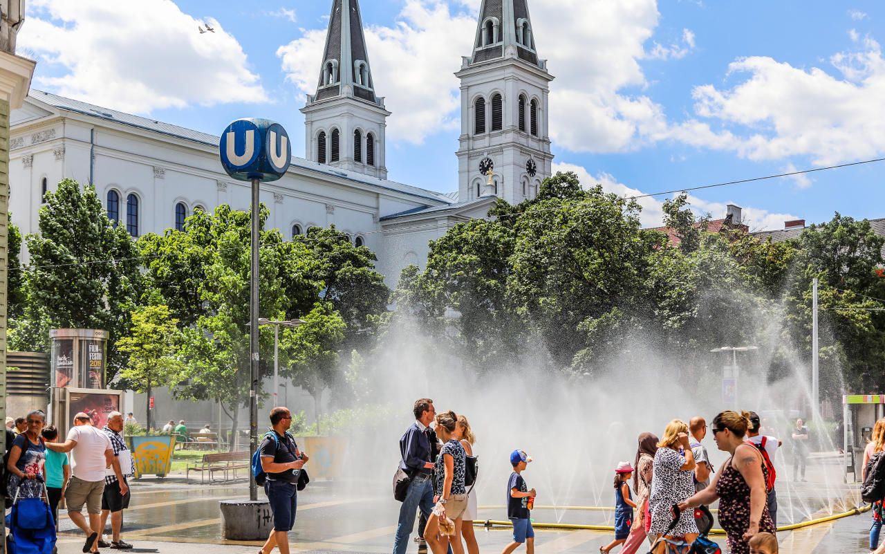 Wienweit sorgen jetzt Sprühschläuche und Nebelduschen, wie hier am Enkplatz, für Abkühlung. Bald sollen auch die Hydranten zu Sprühduschen werden. 