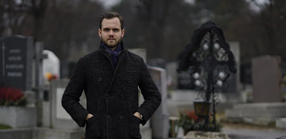 Neos-Politiker Felix Eypeltauer kritisiert die Erhöhung der Friedhofsgebühr in Linz.
