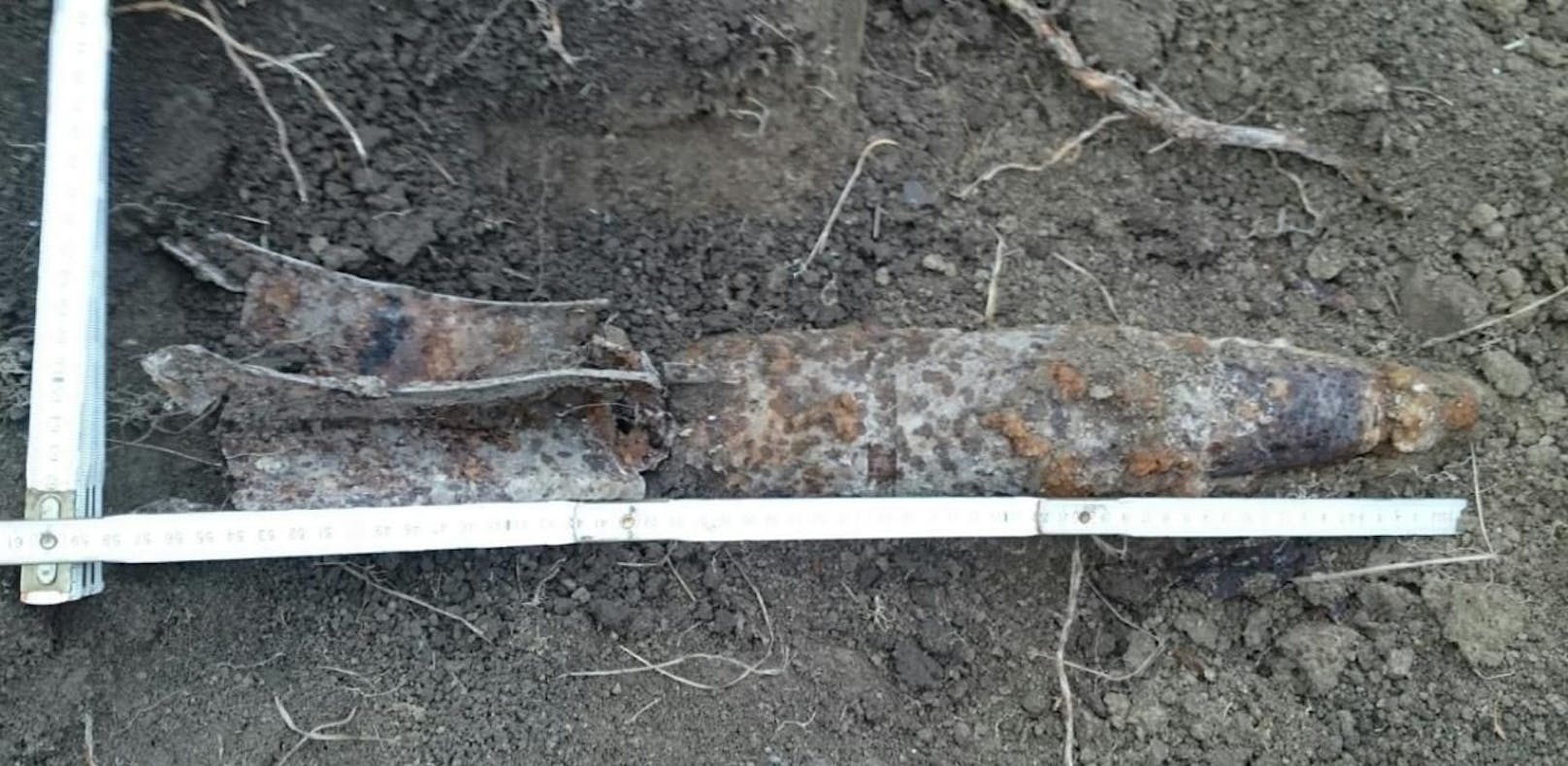Eine Artilleriegranate wurde bei Grabarbeiten aufgefunden.