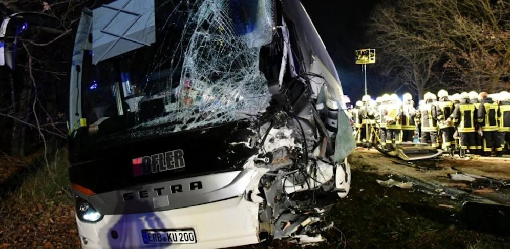 Das Wrack des Reisebusses.  