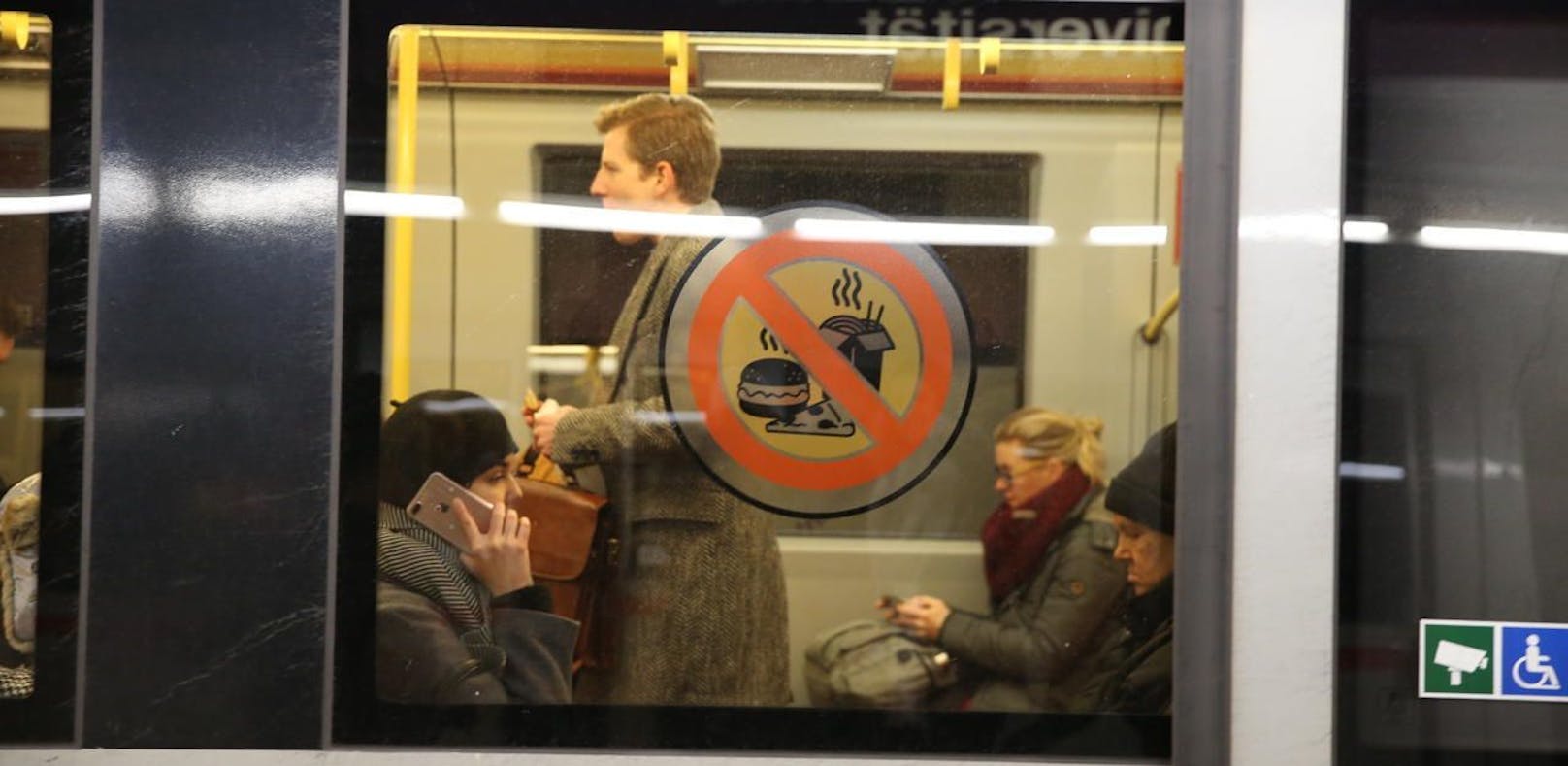Das Essverbot in der U-Bahn gilt seit einem Jahr.