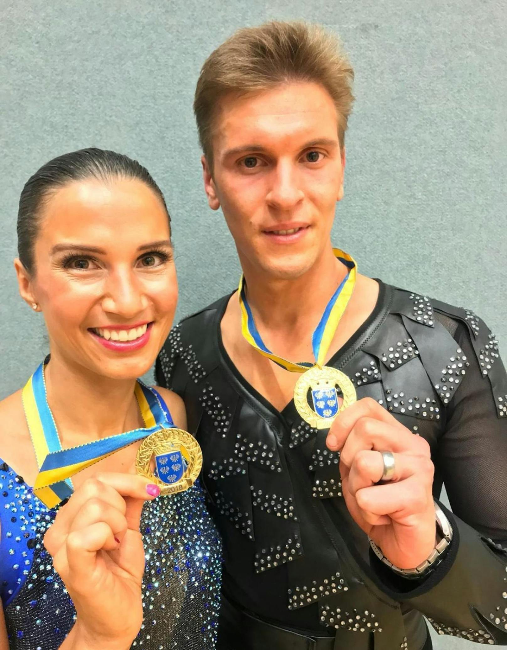 Kristina Worseg und Thomas Kern sind stolz auf ihre Goldmedaille