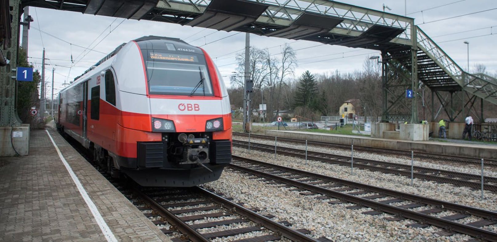 Sanierung beginnt in den nächsten Tagen: Zugreisende erreichen den Bahnsteig 2 in Kritzendorf derzeit über ein Provisorium.