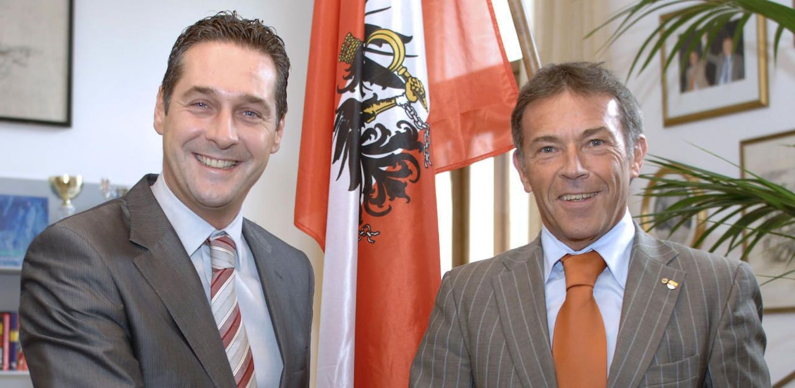 Ein Bild aus dem Archiv:  FP-Chef Heinz Christian Strache (l) und der verstorbene Kärntner Landeshauptmann Jörg Haider (BZÖ) bei Gesprächen in Wien.