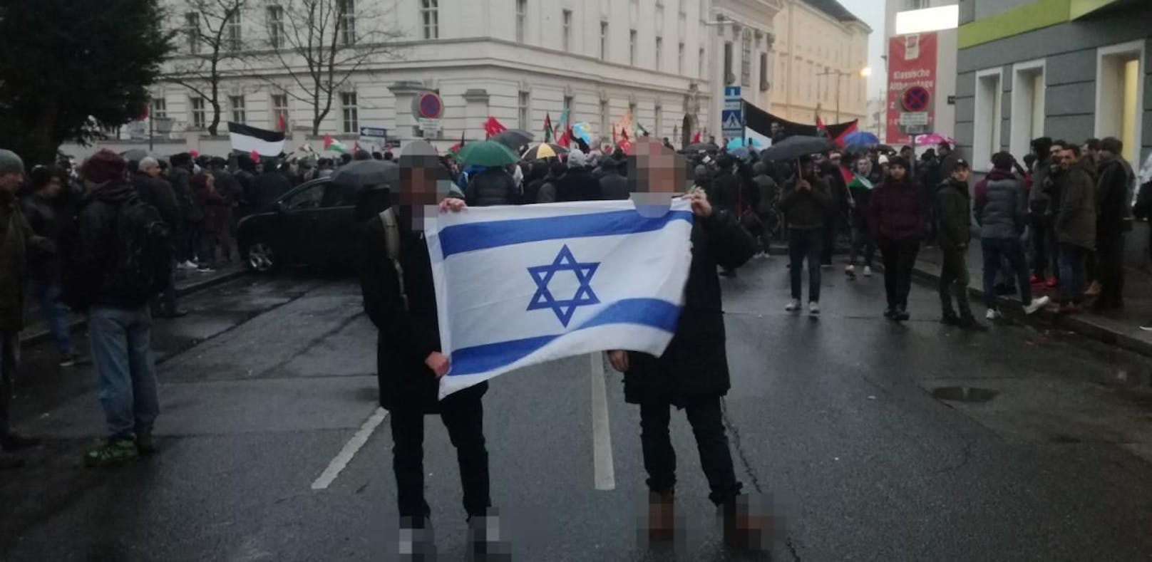 Die jungen Wiener mit ihrer Israel-Flagge.