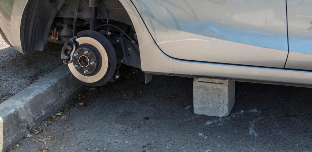 Fahrzeug wurde mit Pflastersteinen aufgepackelt, alle vier Räder inklusive Felgen wurden gestohlen.