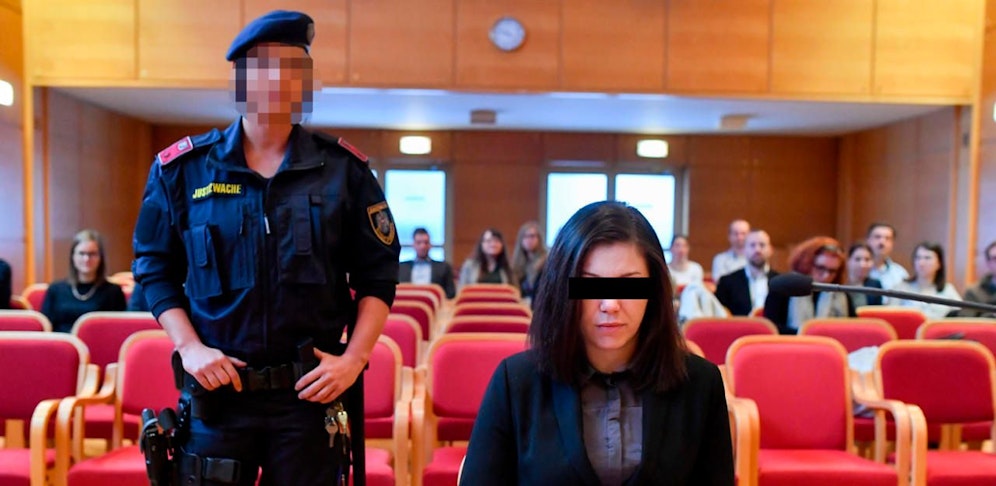 Die Beschuldigte saß mit finsterer Mine vor der Richterin.