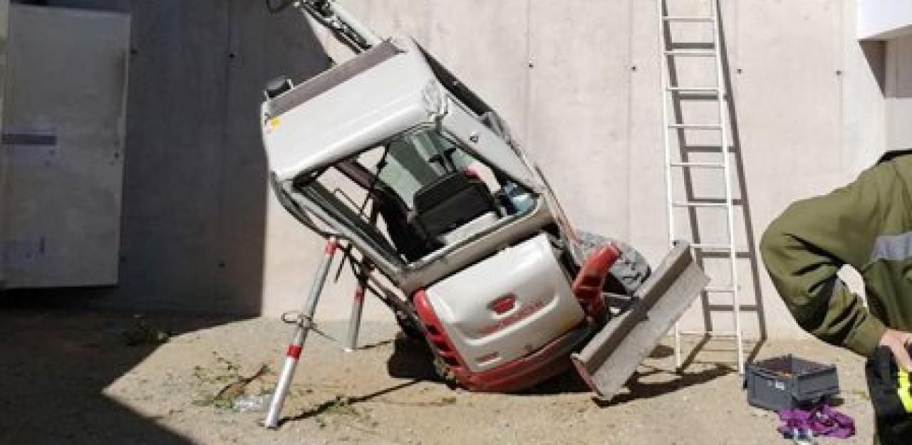 Heute.at - Bagger stürzte fünf Meter ab: Fahrer schwer verletzt