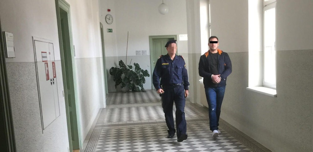 Der Rumäne vor der Verhandlung in Handschellen.