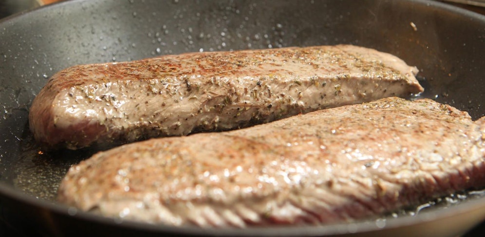 Ein Mann wollte gebratenes Fleisch essen, schlief aber ein. Ein Feuerwehreinsatz war die Folge. 