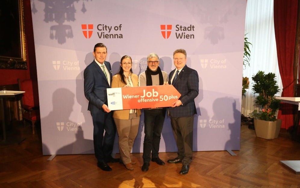 Die Stadt Wien verdoppelt im Rahmen ihrer Joboffensive 50plus die Arbeitsstellen (v.l.n.r. Wirtschaftsstadtrat Peter Hanke, AMS Wien-Landesgeschäftsführerin Petra Draxl, Waff Geschäftsführer Fritz Meißl und Stadtchef Michael Ludwig)
