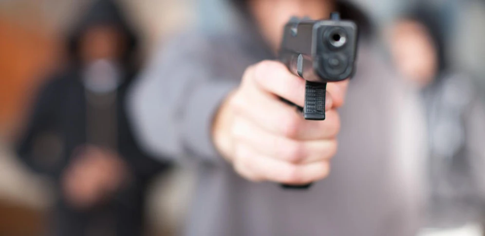 Der Bursch wollte mit der Softair-Pistole offenbar angeben.