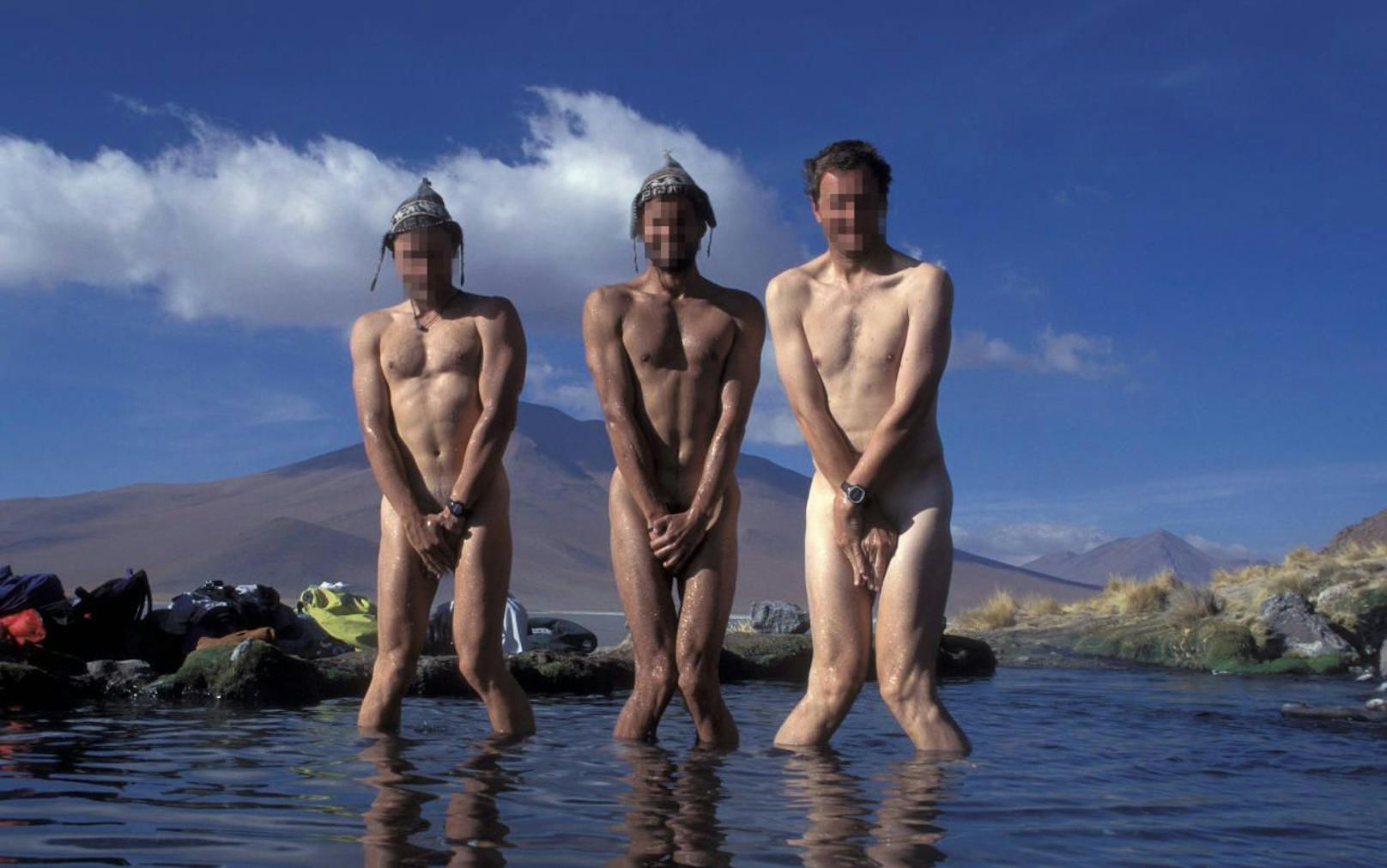 Drei Nackedeis in einer heißen Quelle des Salar de Uyuni, Bolivien. In der Schweiz sorgten Nacktwanderer in den vergangenen Jahren für Aufsehen. Symbolfoto