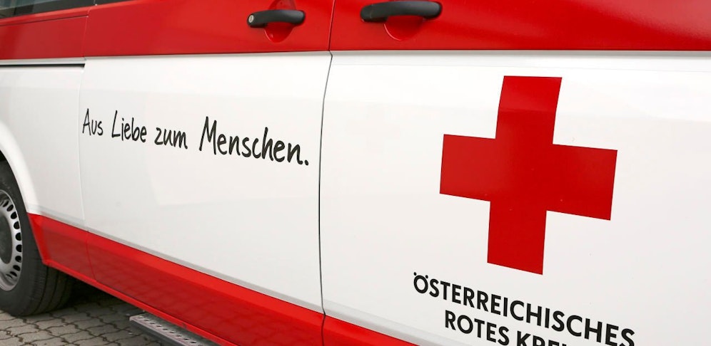 Rettung und Notarzt versorgten die beiden Brandopfer.