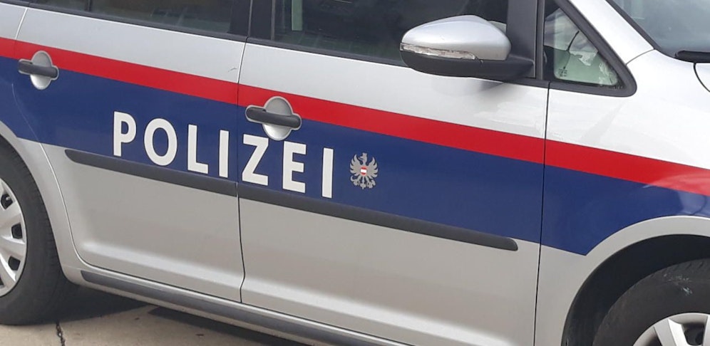 Die Polizei sucht nach dem Bankräuber.