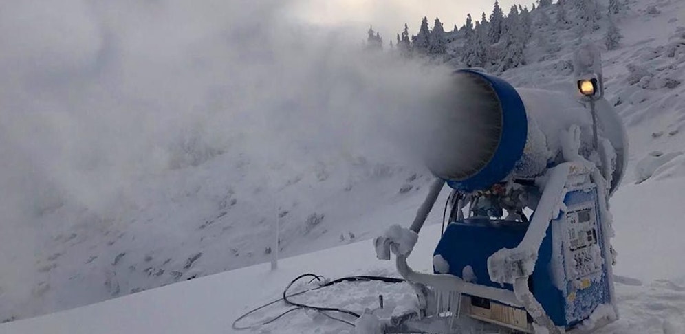 Der Mann wurde von einer umfallenden Schneekanone getroffen.