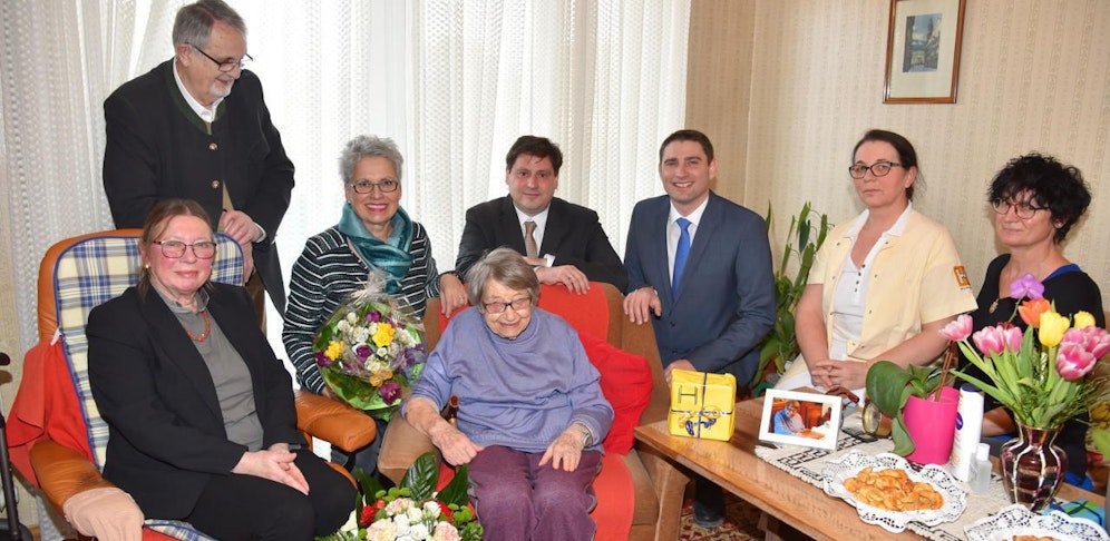 Justine Picha mit Bürgermeister Stefan Szirucsek, BH-Vize Martin Hallbauer, Christine und Walter Kreiner, Erika Adensamer sowie Hilfswerk-Betreuerinnen Sabine Plank und Maria Oniga.