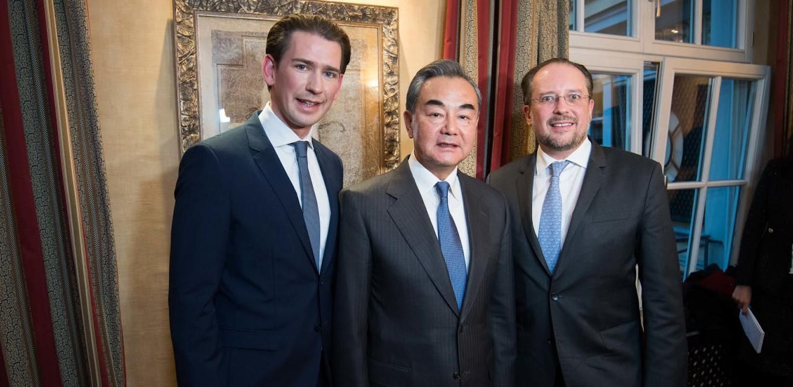 Bundeskanzler Sebastian Kurz, der chinesischen Außenminister Wang Yi und Österreichs Außenminister Alexander Schallenberg bei der 56. Münchner Sicherheitskonferenz 