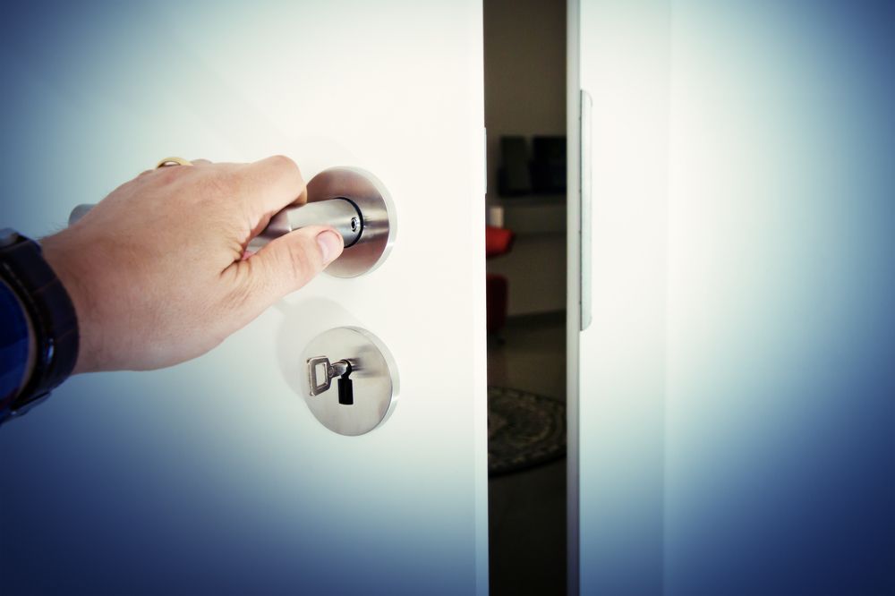 Wiener öffnete Türe, Einbrecher rannten aus seiner Wohnung - Wien | heute.at