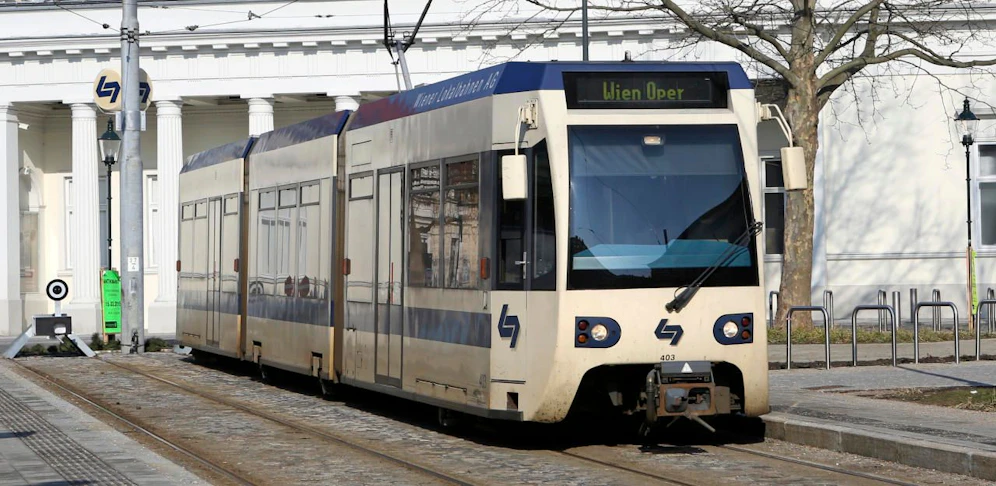 Badner Bahn in der Endstation Baden Josefsplatz.