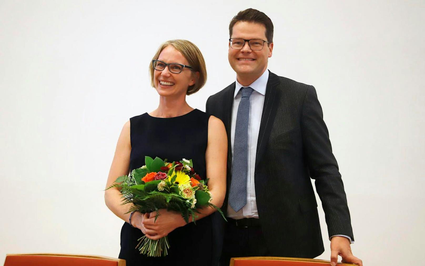 Blumen für die neue Bezirkschefin: Am Donnerstag wurde Michaela Schüchner (41) von Stadtrat Jürgen Czernohorszky (beide SPÖ) als Nachfolgerin von Andrea Kalchbrenner angelobt. 