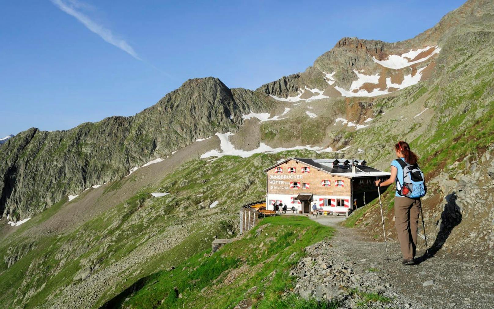Bergwanderin bei Innsbrucker Hütte am Habicht im Gschnitztal, Stubaier Alpen, Tirol.