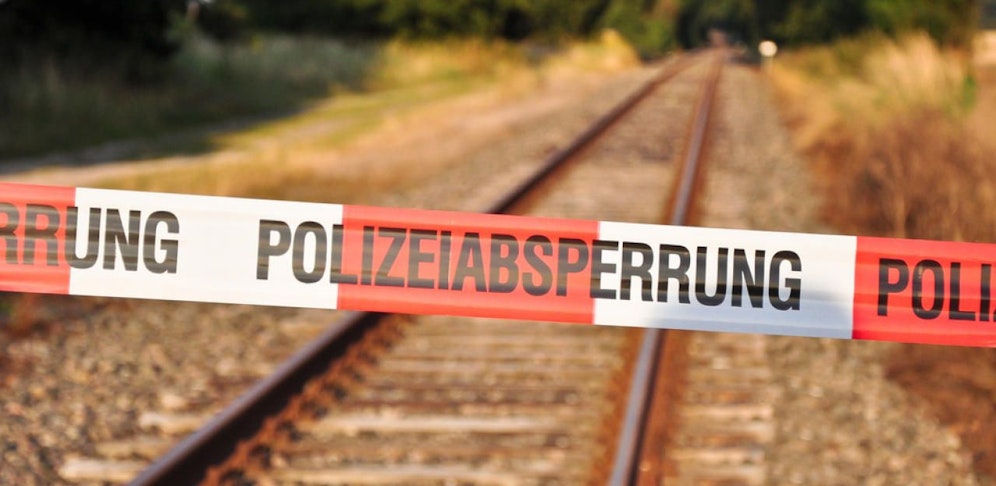 Der Mann ging auf den Schienen und wurde von einer Lok erfasst