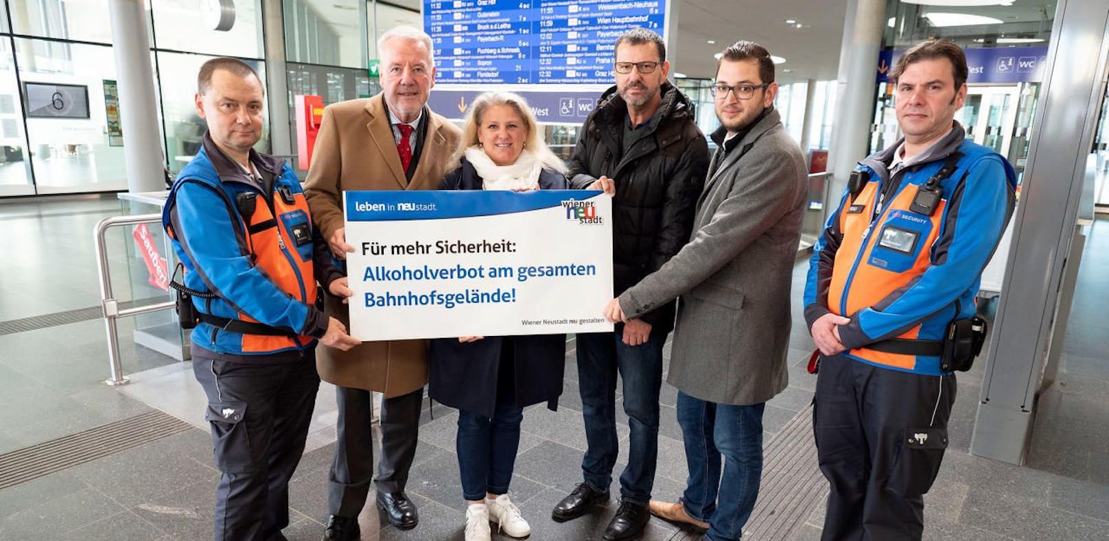 Bürgermeister Klaus Schneeberger und Sicherheitsstadtrat Philipp Gerstenmayer präsentierten gemeinsam mit Vertretern der ÖBB und Sicherheitspersonal das Alkoholverbot am Wiener Neustädter Bahnhof.