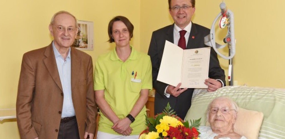 Bürgermeister Matthias Stadler gratulierte Brunhilde Weber im Beisein von Sohn Manfred Weber und Betreuerin Bernadette Kolar zum 101. Geburtstag.