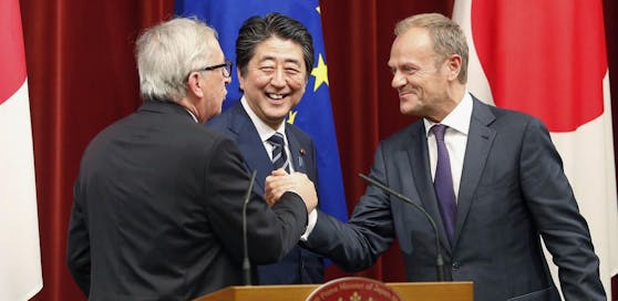 (v.l.) Jean-Claude Juncker, Shinzo Abe und Donald Tusk beim EU-Japan-Gipfel im Juli 2018, wo das JEFTA-Abkommen unterzeichnet wurde. 