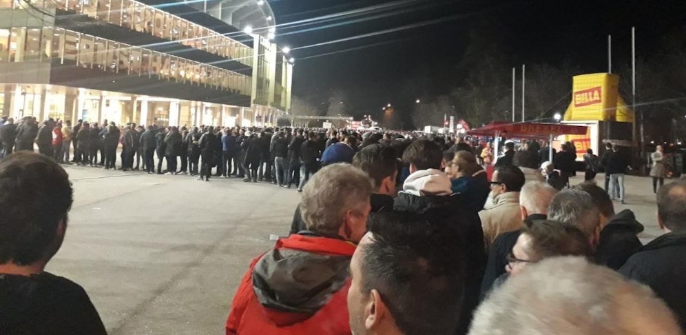 Die Fans müssen Schlange stehen
