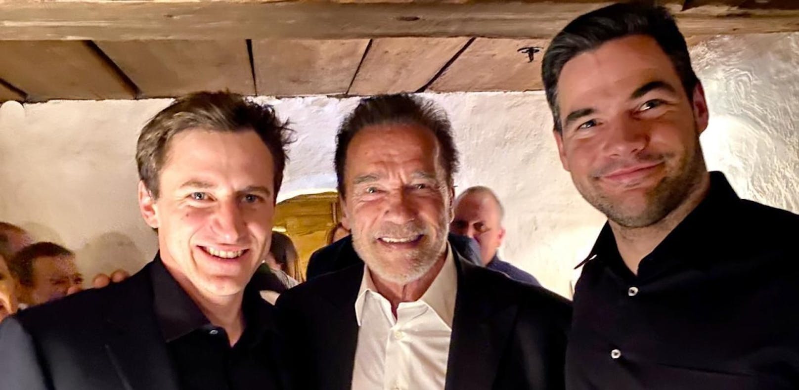 Matthias Mayer (l.) und Vincent Kriechmayr (r.) feierten ihren Doppelsieg in Kitz mit Superstar Arnold Schwarzenegger. (Copyright: ÖSV)