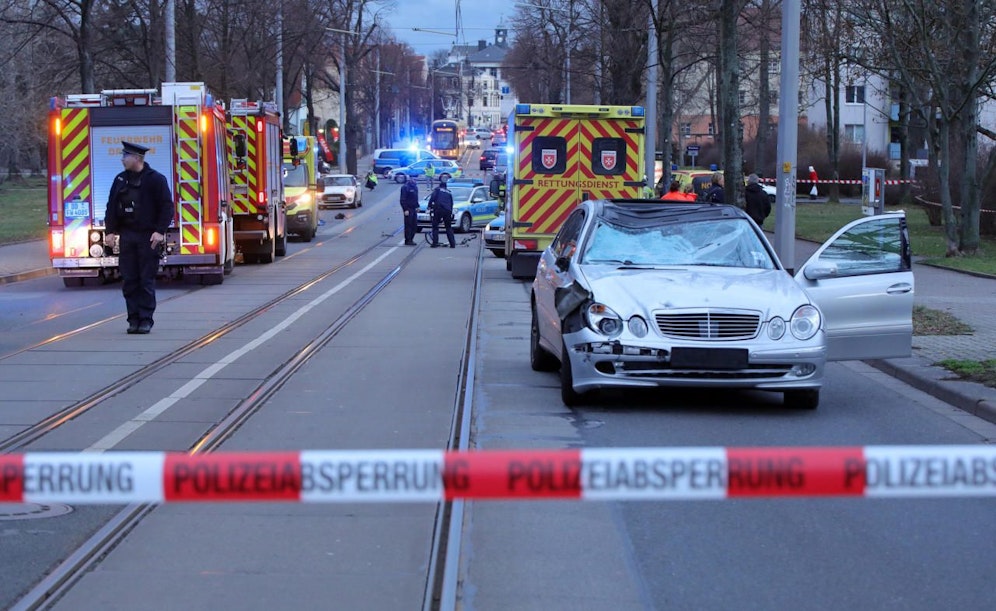 Der 18-jährige Mercedes-Lenker überfuhr die Radlerin, für sie kam jede Hilfe zu spät.