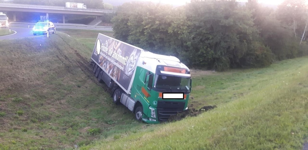 Der Sattelschlepper kam aus noch ungeklärter Ursache von der Straße ab.