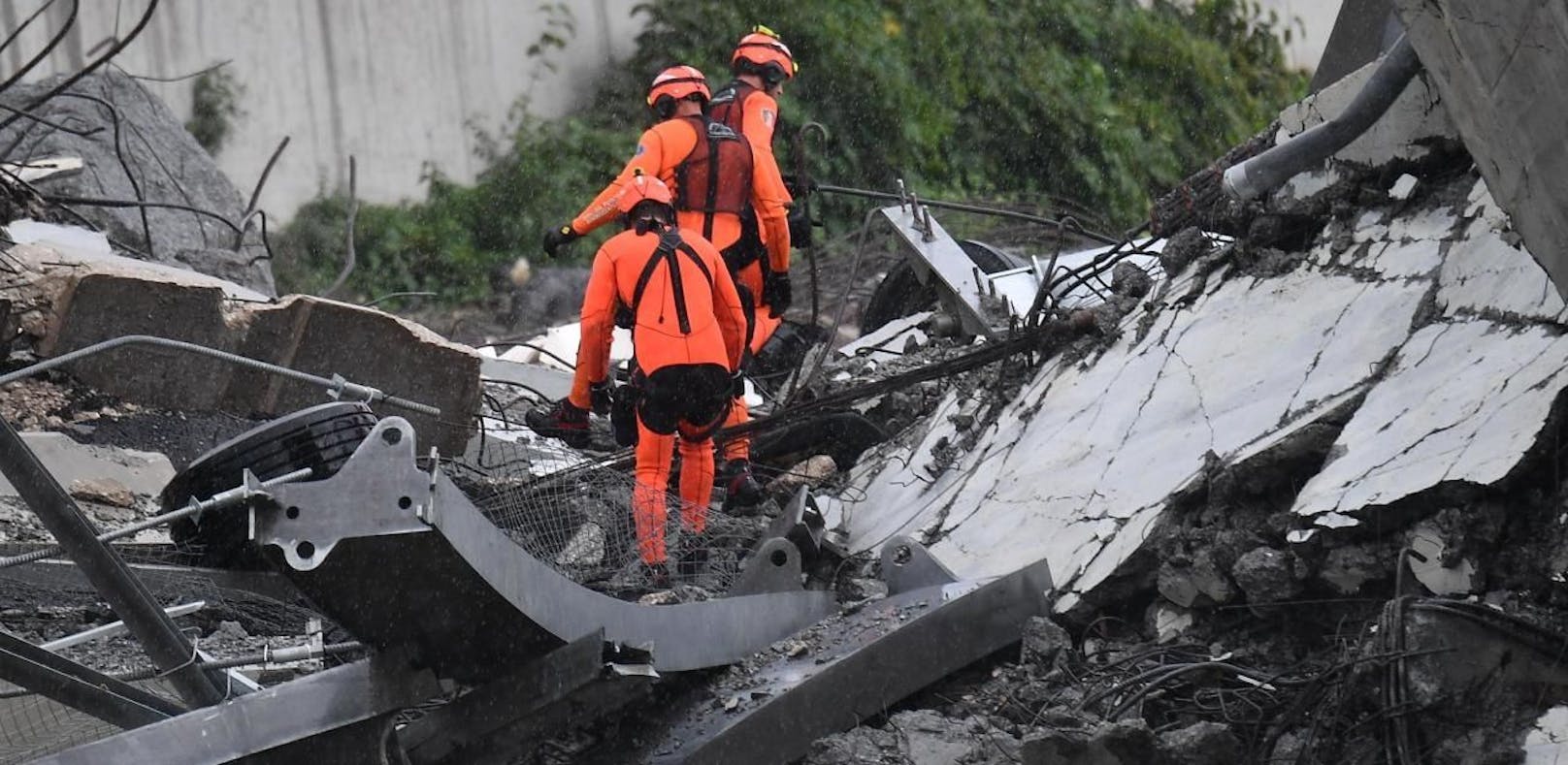 Autobahnbrücke in Genua eingestürzt: Dutzende Tote