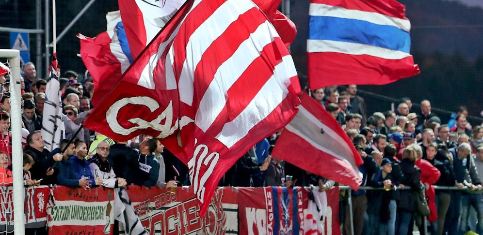 Eine Gruppe GAK-Fans kollidierte mit Sturm-Anhängern. Hier ist der GAK-Fanblock im Landesliga-Match gegen den FC Trofaiach zu sehen.