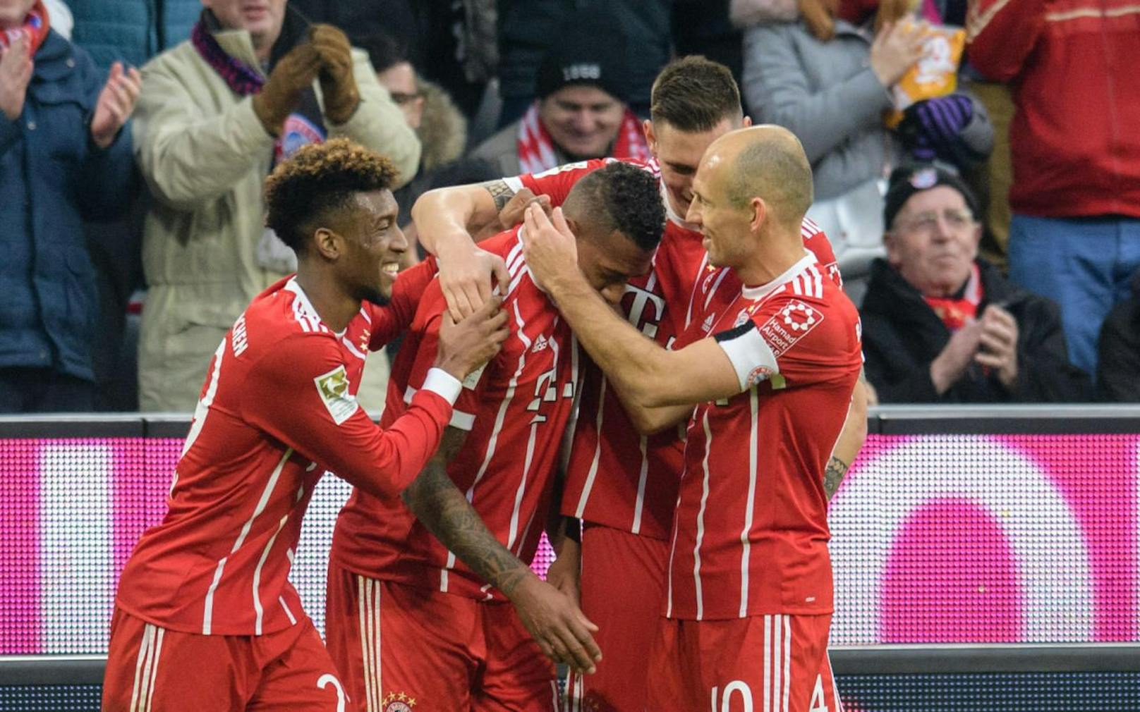 Kindsley Coman, Jerome Boateng, Niklas Süle und Arjen Robben feiern den Bayern-Sieg. 
