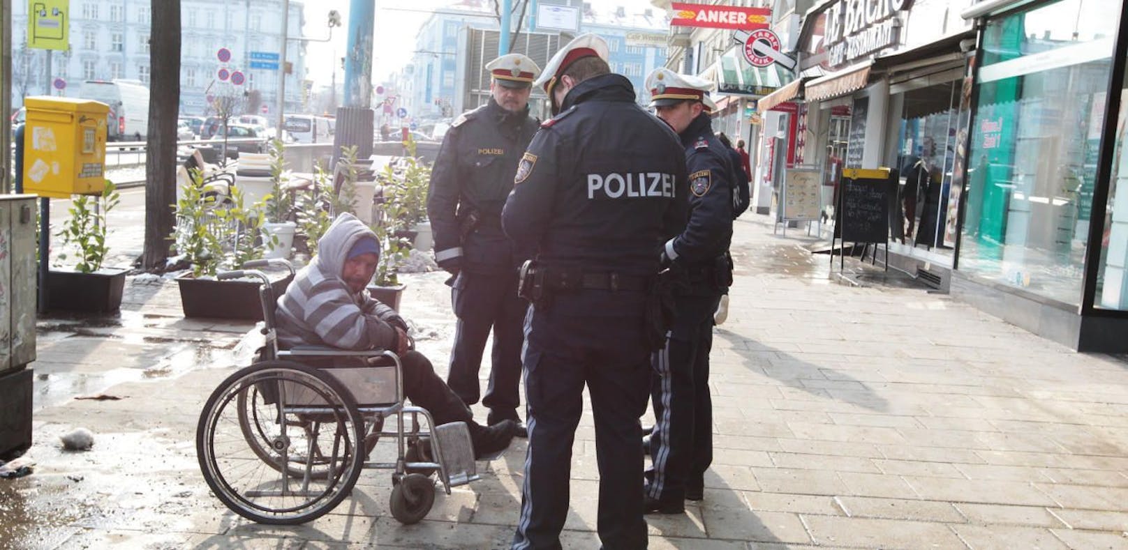 Auch Polizei-Beamte waren bei den Kontrollen, u.a. auf der Mariahilfer Straße, dabei.
