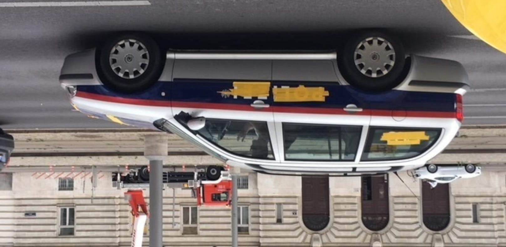 Ein &quot;Heute&quot;-Leser fotografierte dieses Polizeiauto mit Klebeband und will wissen, was hinter den gelben Streifen steckt.