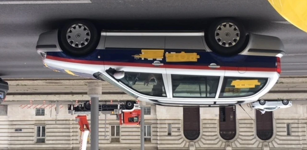 Ein "Heute"-Leser fotografierte dieses Polizeiauto mit Klebeband und will wissen, was hinter den gelben Streifen steckt.
