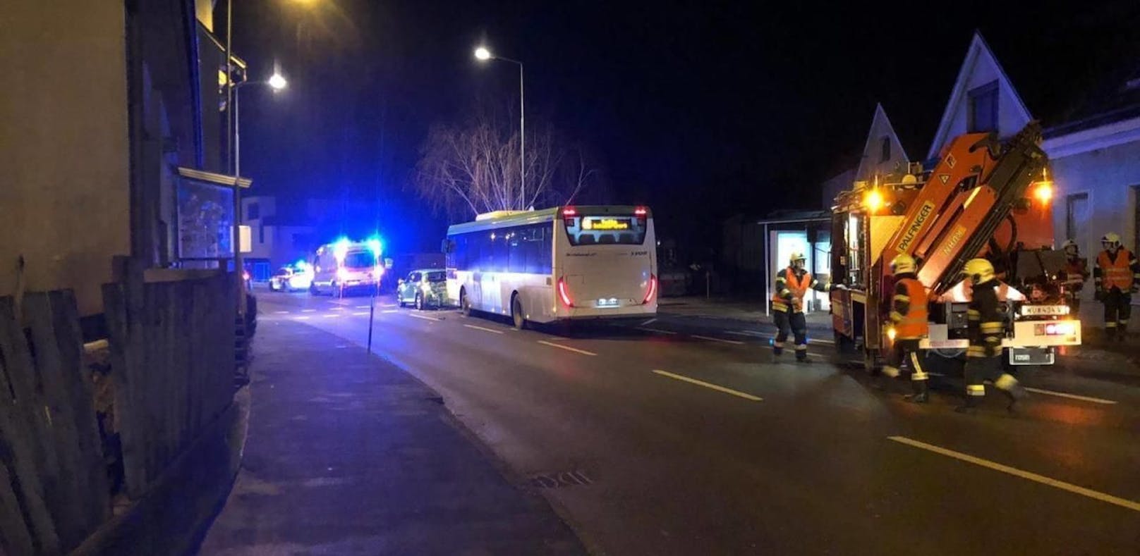 Bus und Pkw kollidierten: Vier Verletzte mussten ins Spital gebracht werden.