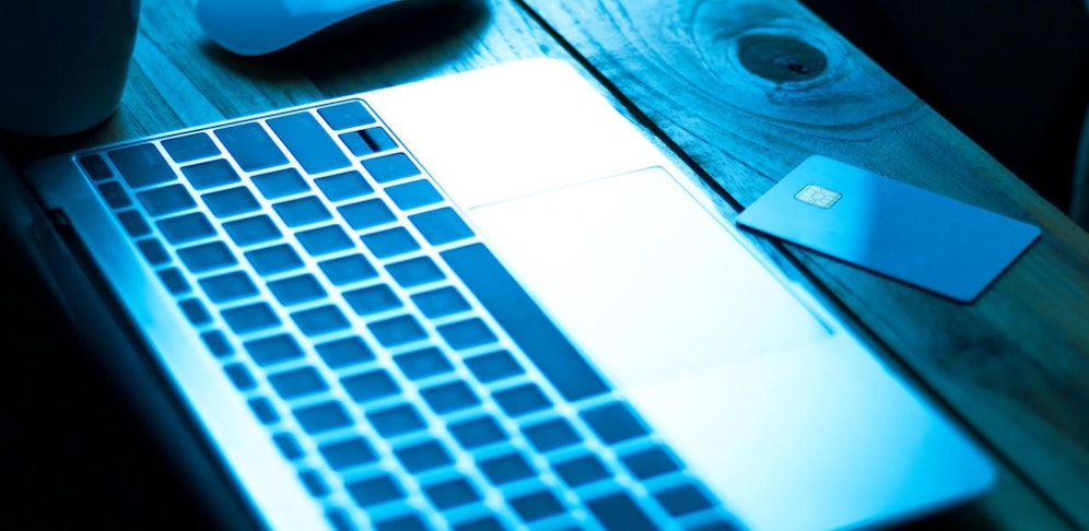 Ein Teenager brachte zusammen mit einem weiteren ein 19-jähriges Mädchen um. Sie wurden von einem Internetbekannten angestiftet. (Symbolbild)