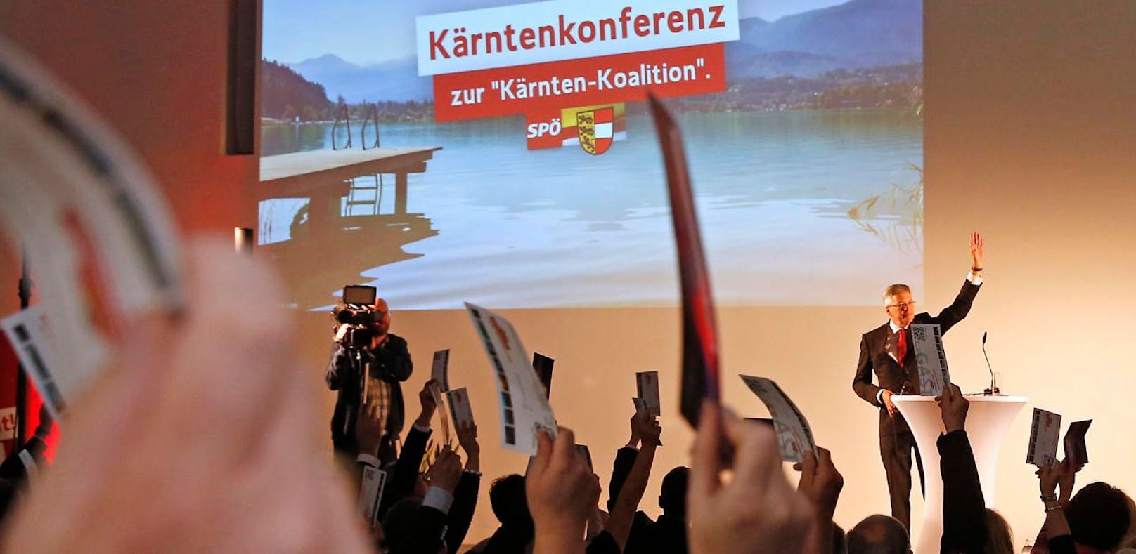 Kärnten-Konferenz: Koalitionsvertrag mit ÖVP von SPÖ-Delegierten einstimmig beschlossen. 